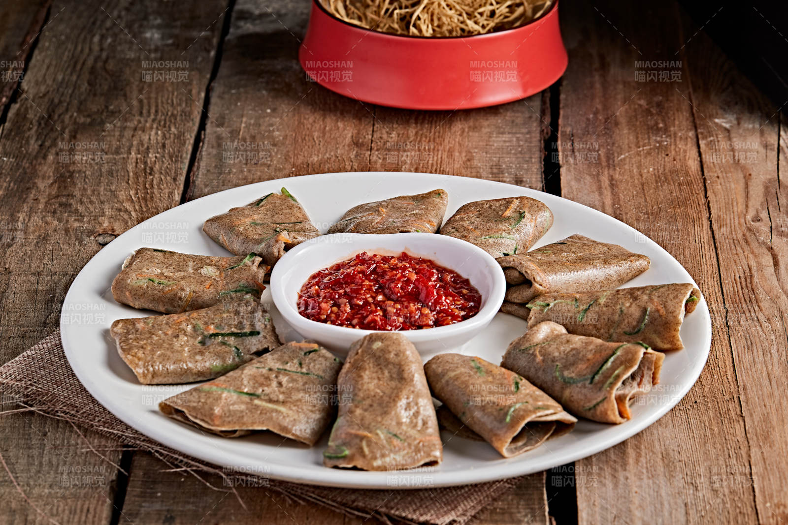 白色瓷盘装的蘸酱荞麦饼图片