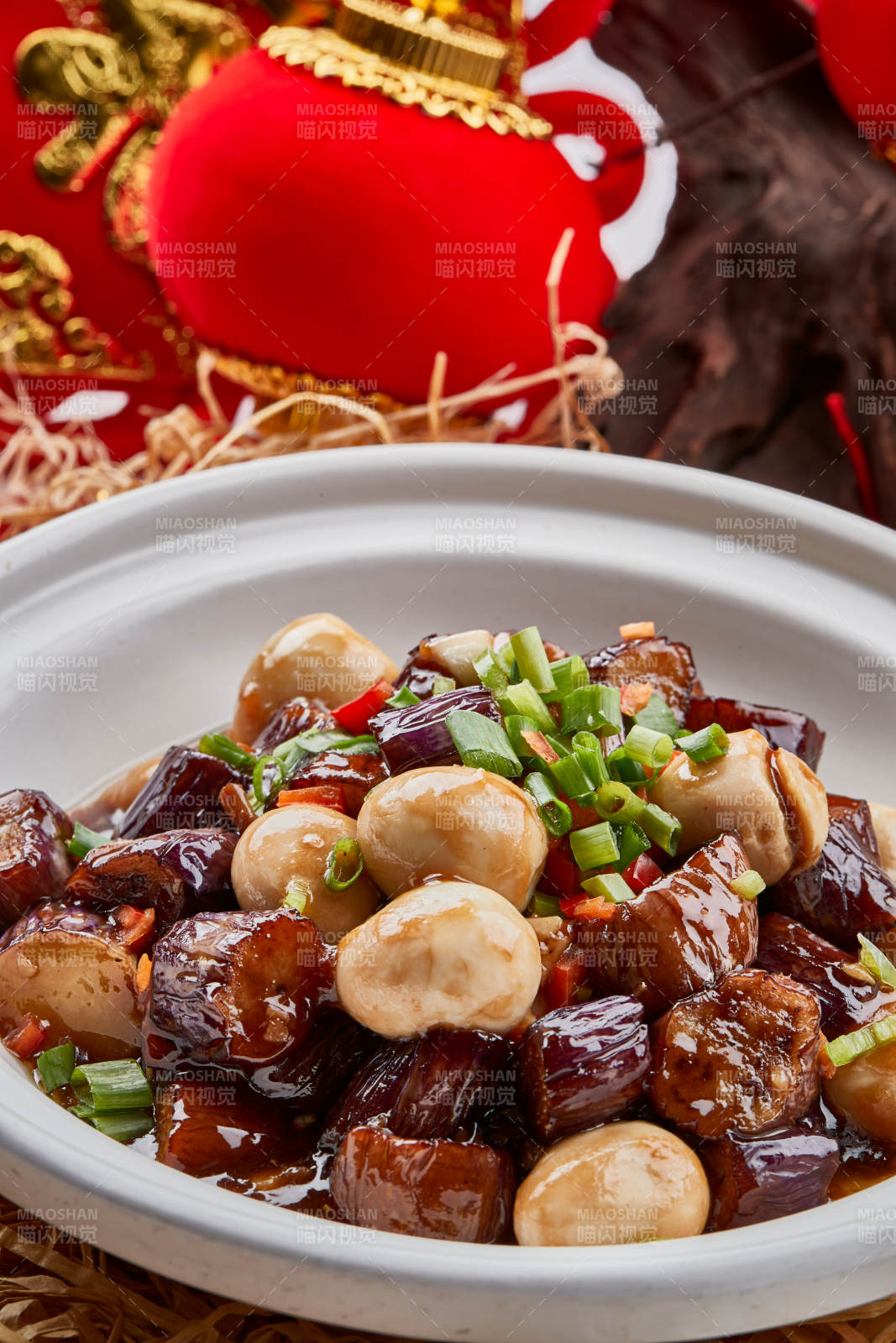 白色砂锅装的香辣鹌鹑蛋茄子煲图片