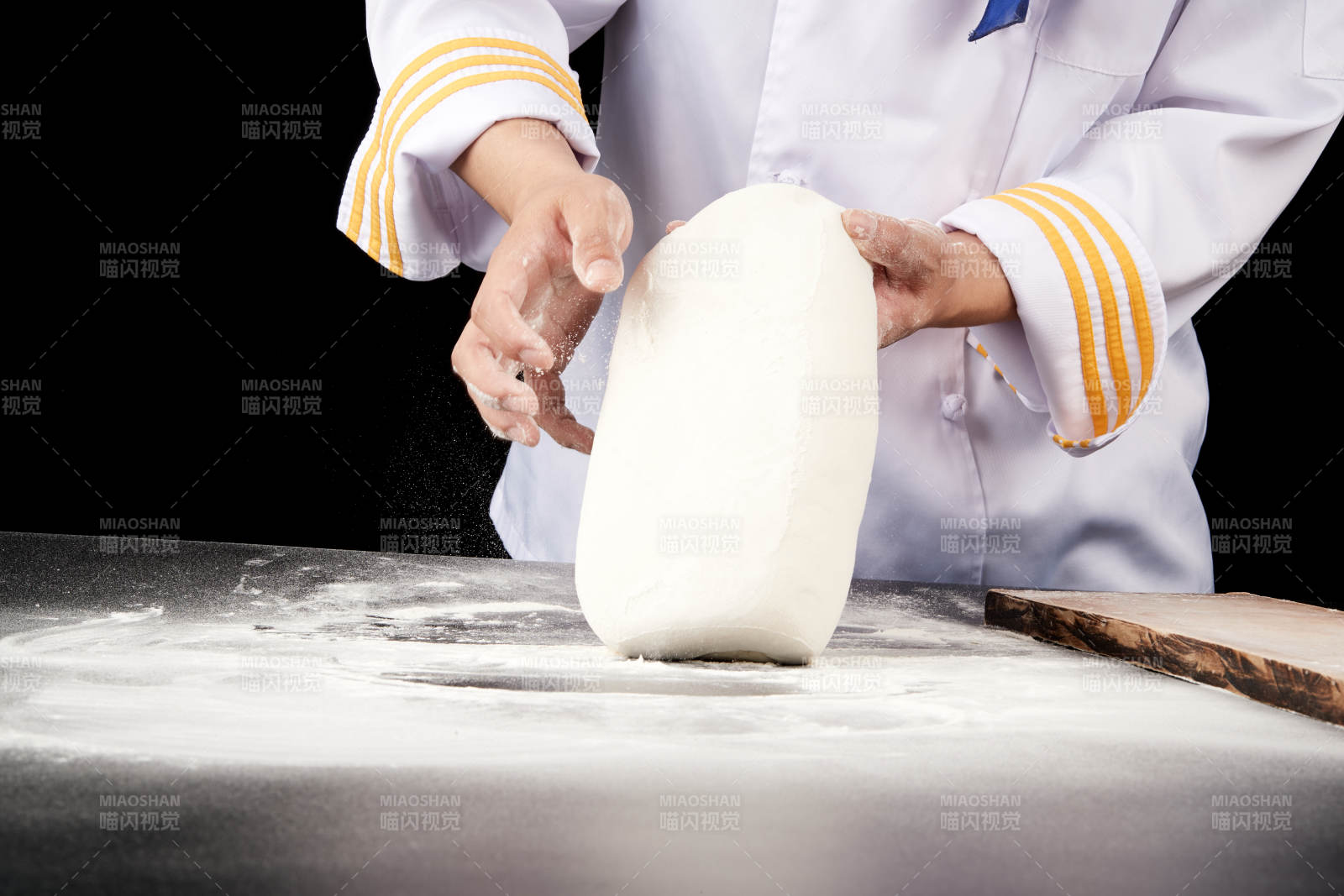 技艺精湛的山西刀削面师在展示刀削面制作图片