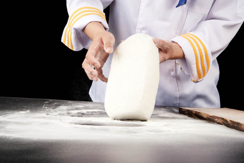 技艺精湛的山西刀削面师在展示刀削面制作图片