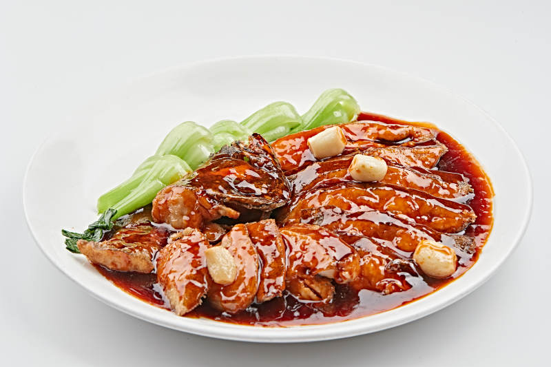 白色瓷盘装的照烧鲽鱼尾图片