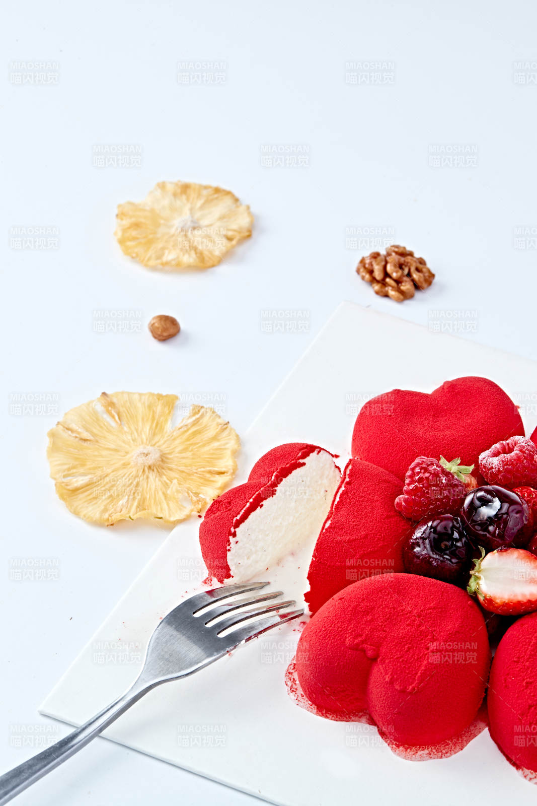 鲜水果抹茶心形奶油慕斯蛋糕图片