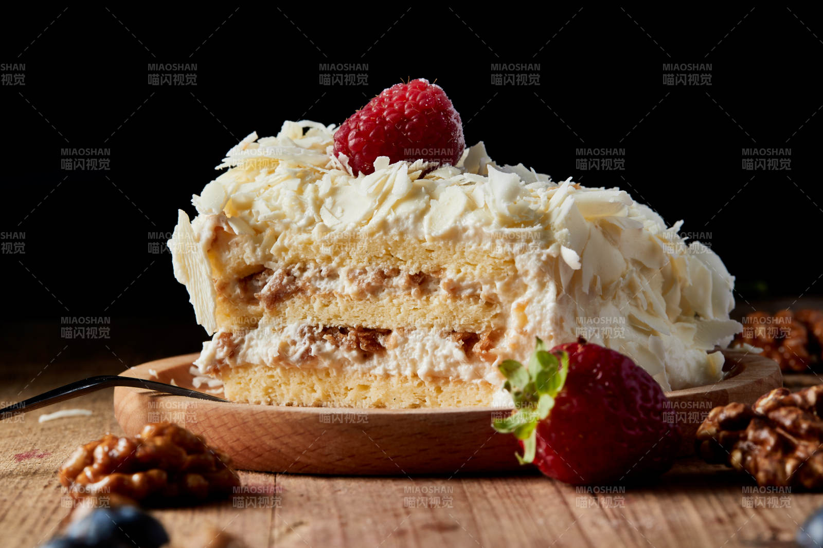 草莓白巧克力榴莲慕斯生日蛋糕图片