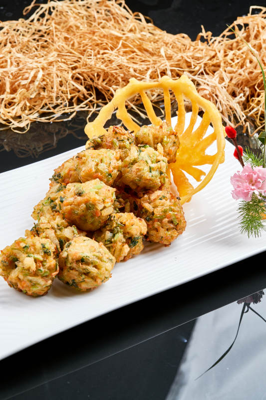 白色瓷盘装的油炸土豆素丸子图片