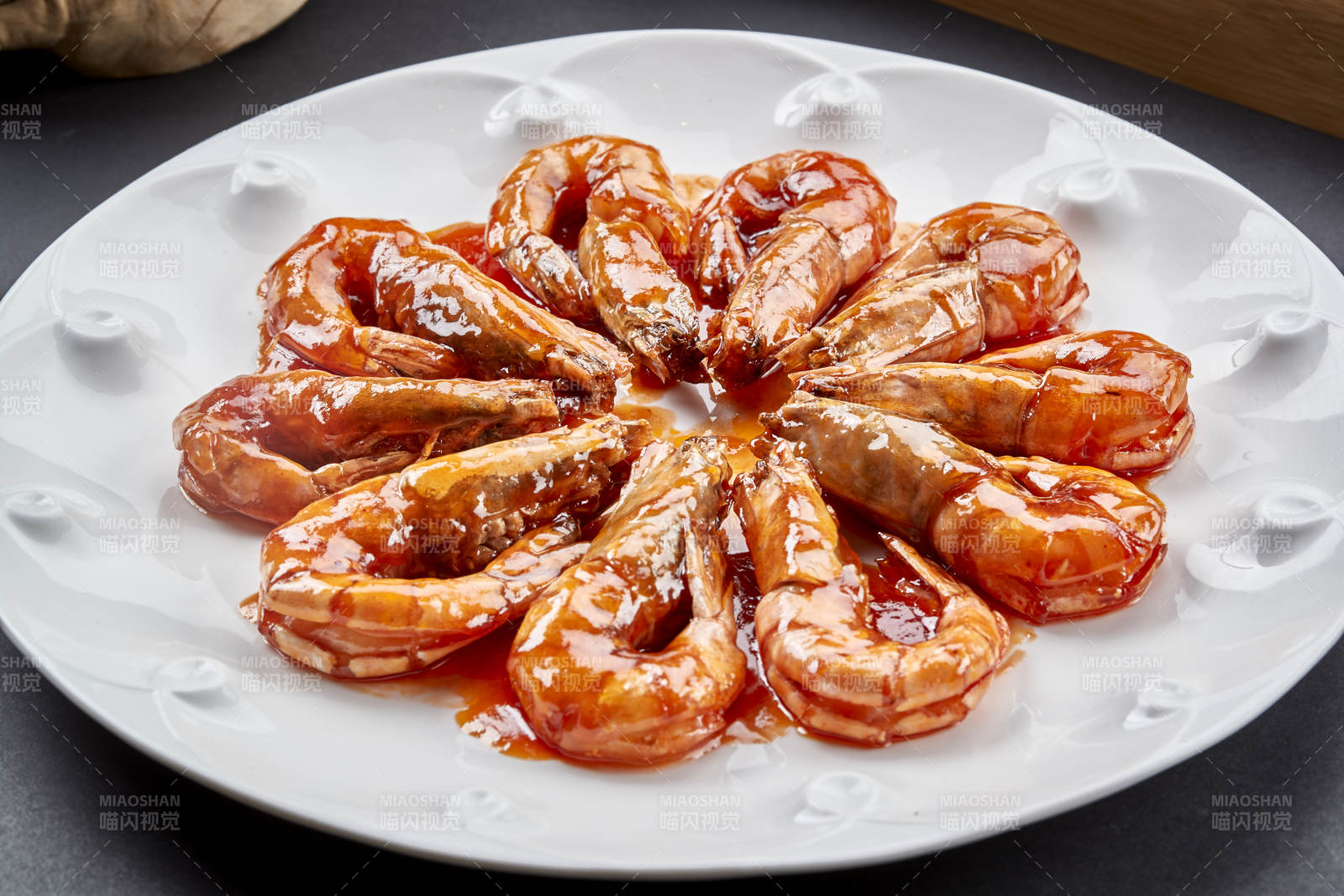 圆瓷盘装的油焖深海开背大明虾图片