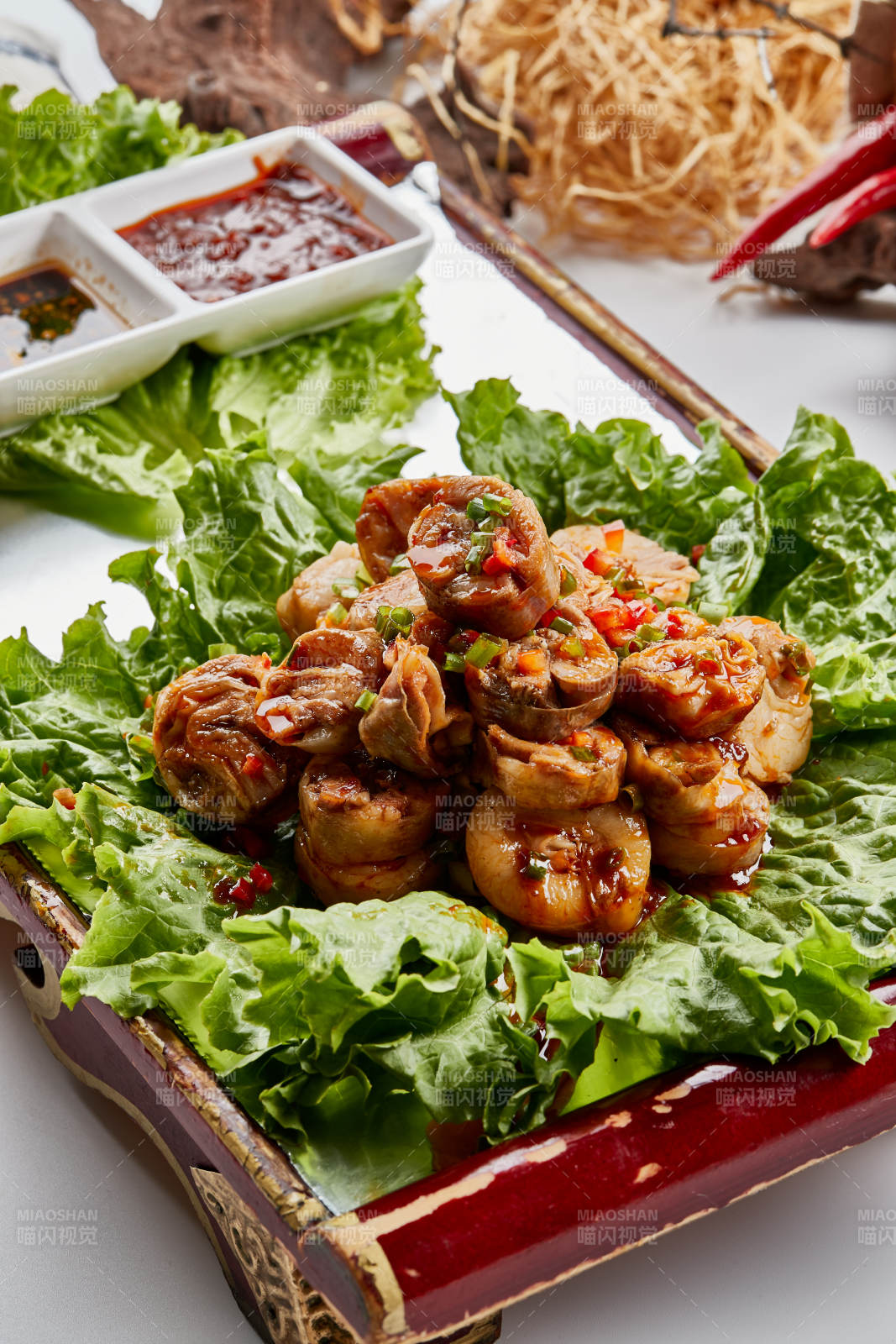 木质托盘装的美味蒙餐香辣灌肉肠图片