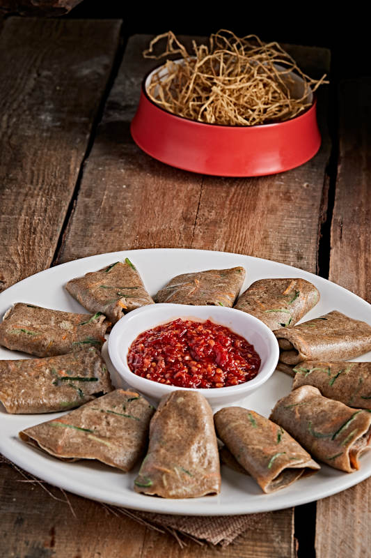 白色瓷盘装的蘸酱荞麦饼图片