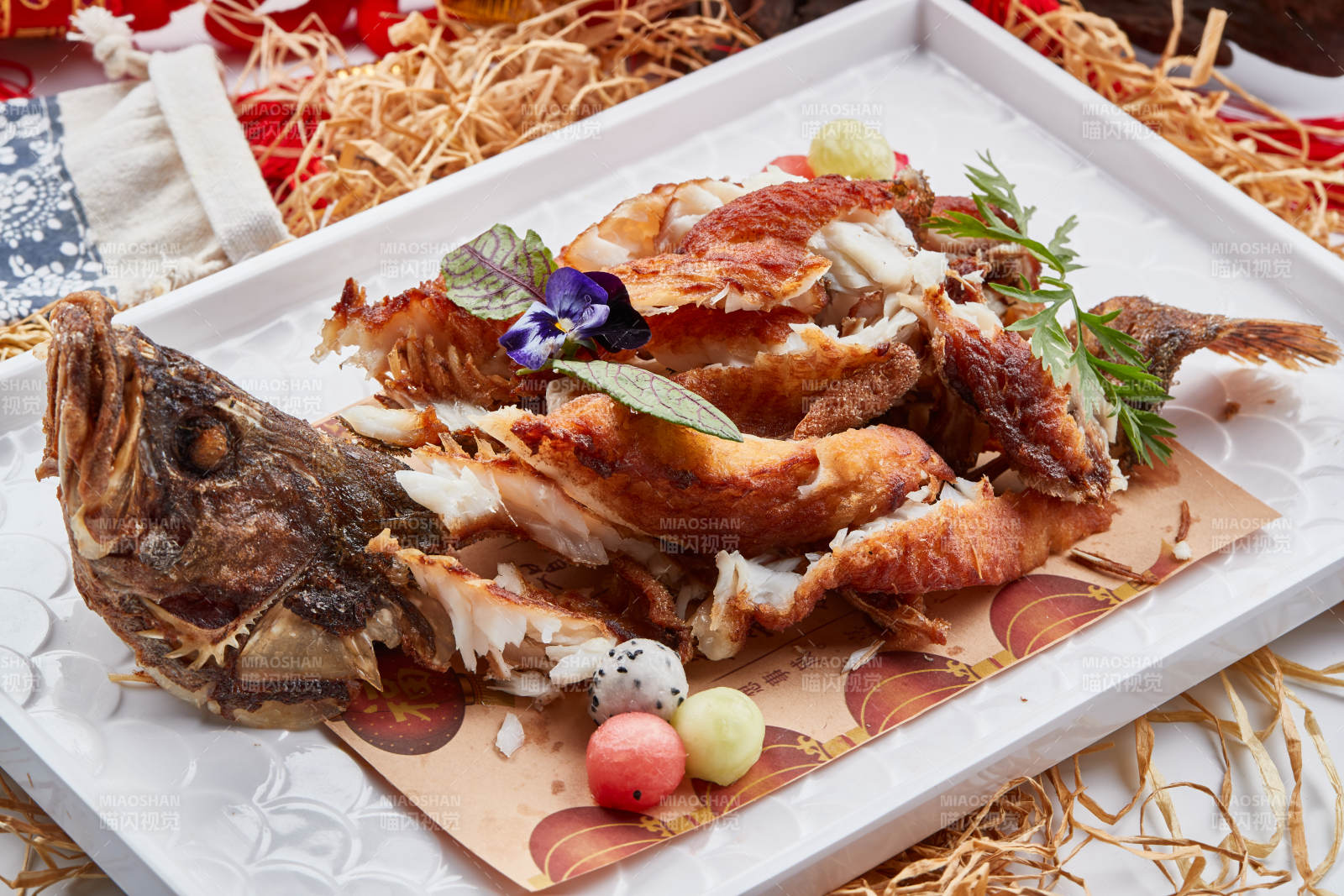 白色瓷盘装的油炸桂鱼图片