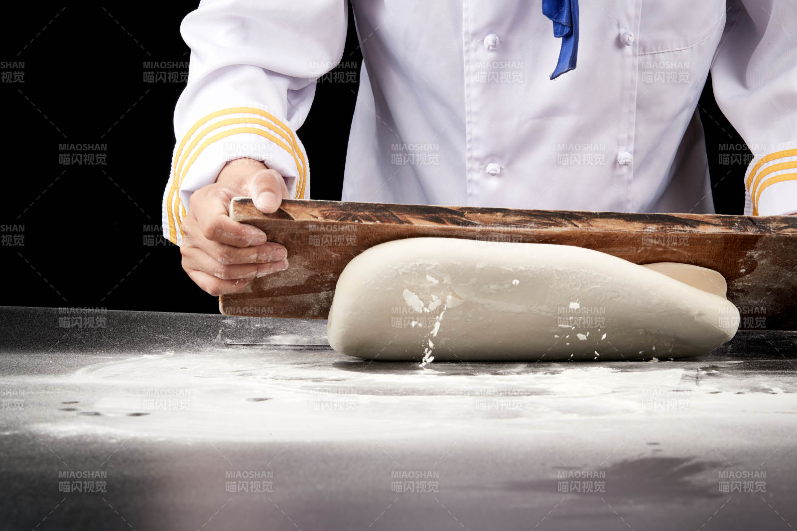 技艺精湛的山西刀削面师在展示刀削面制作图片
