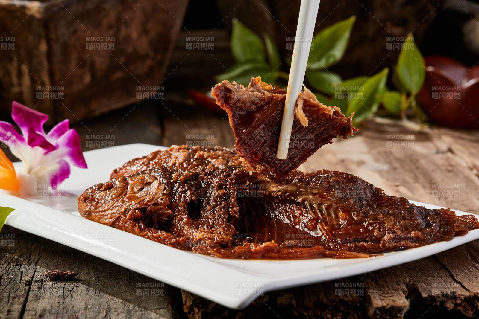 全鱼宴香酥炖鲫鱼图片