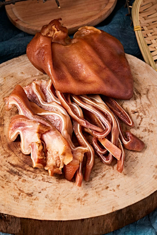 熟食整只熏卤猪耳朵图片