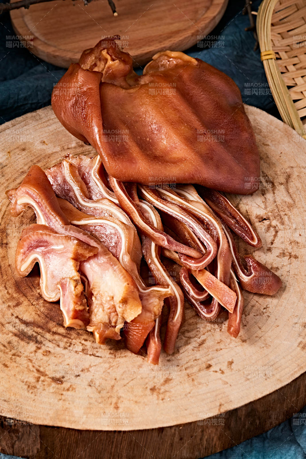 熟食整只熏卤猪耳朵图片