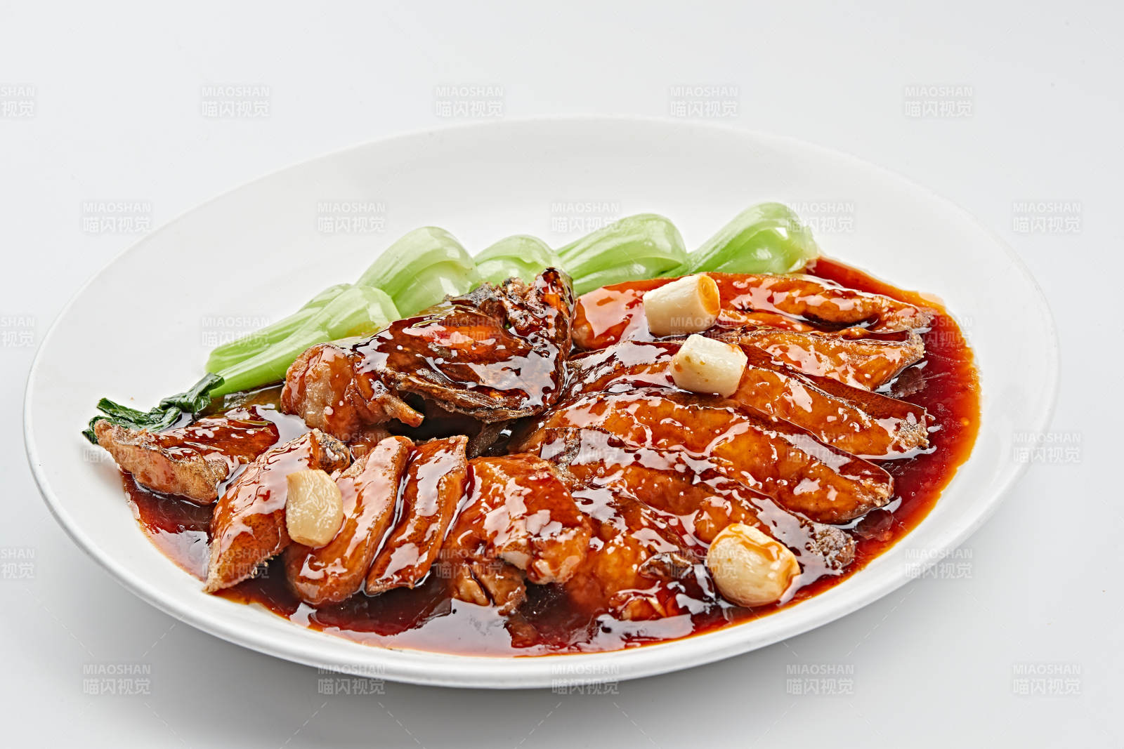 白色瓷盘装的照烧鲽鱼尾图片