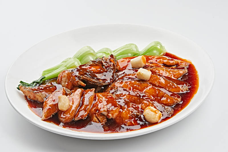 白色瓷盘装的照烧鲽鱼尾图片