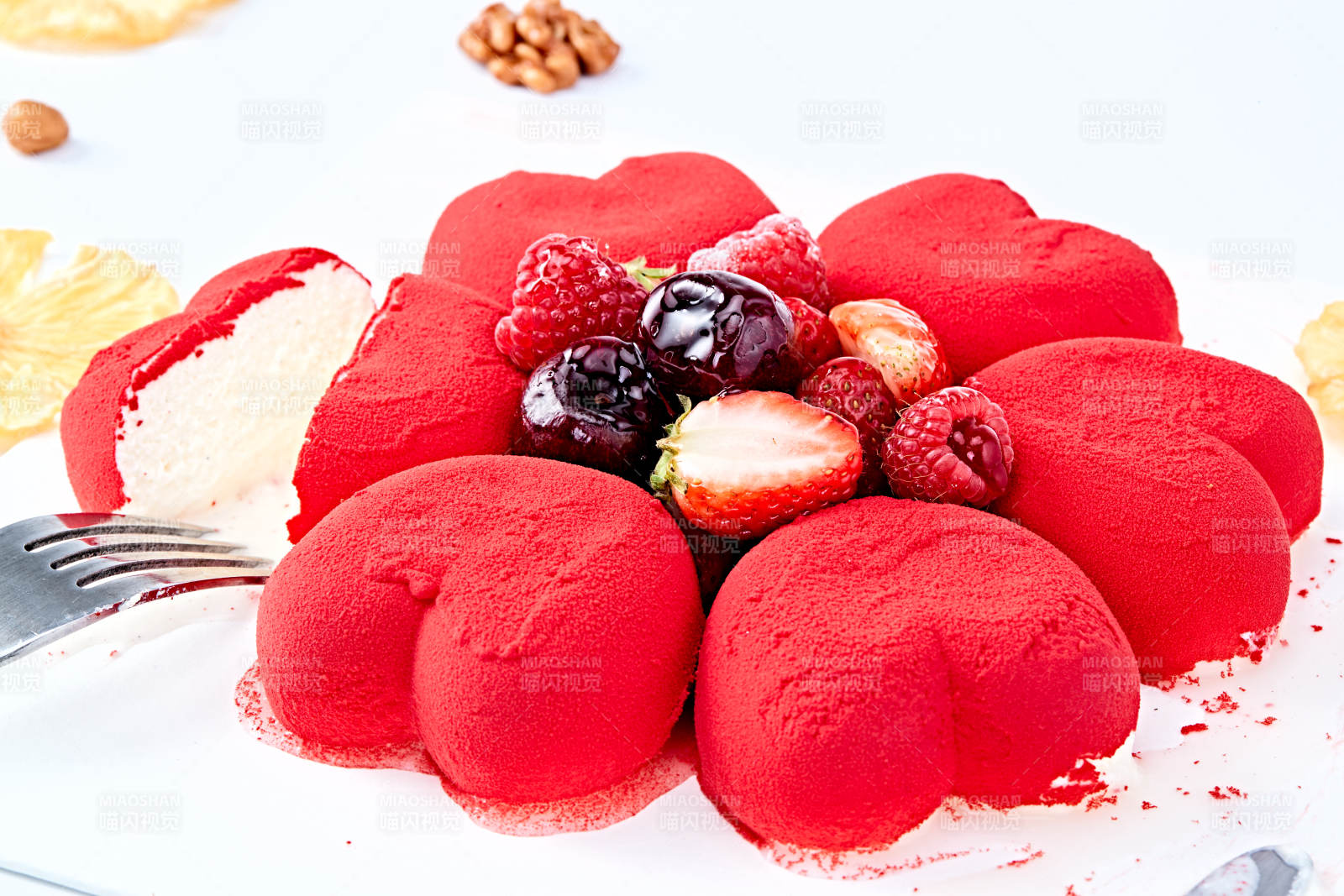 鲜水果抹茶心形奶油慕斯蛋糕图片