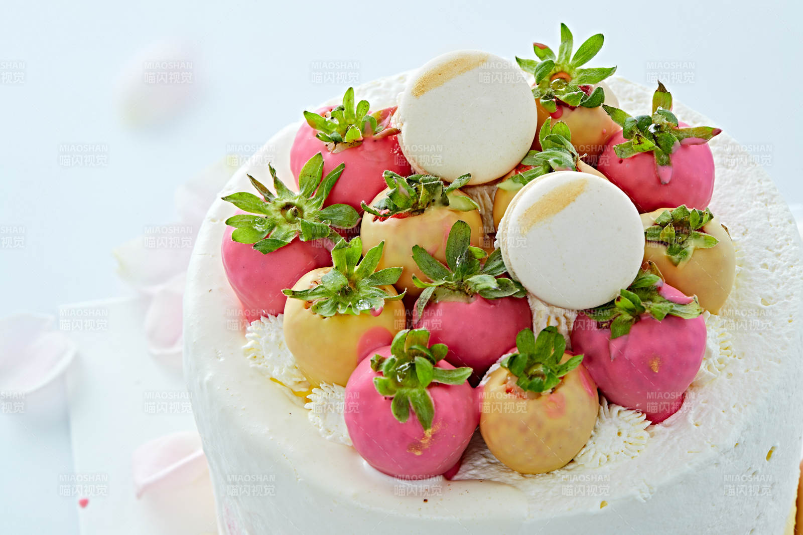 鲜草莓马卡龙法式多层奶夹心油蛋糕图片