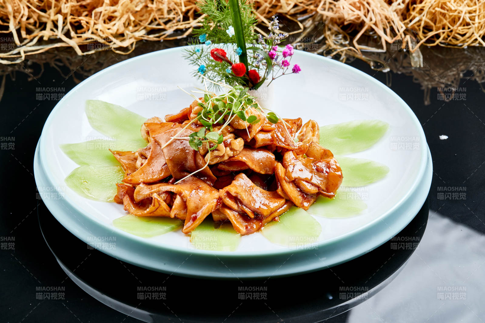 精美瓷盘装的大海螺片炒山珍菌白玉菇杏鲍菇图片