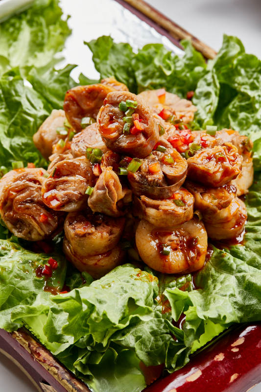 木质托盘装的美味蒙餐香辣灌肉肠图片