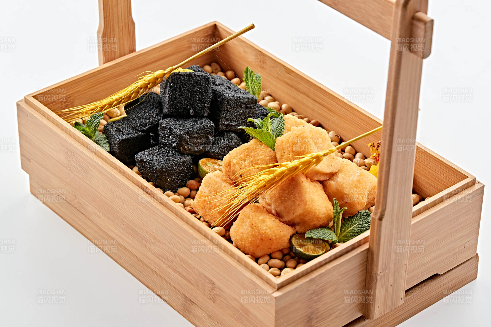 木质食盒装的自制双色炸豆腐图片