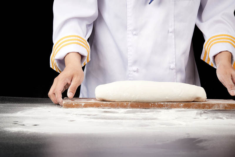 技艺精湛的山西刀削面师在展示刀削面制作图片