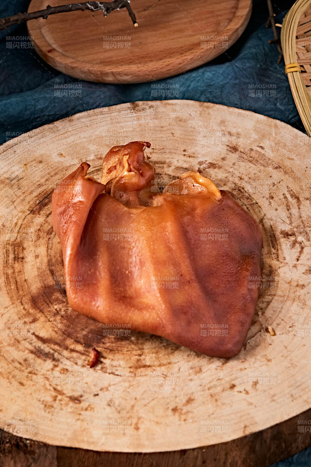熟食整只熏卤猪耳朵图片