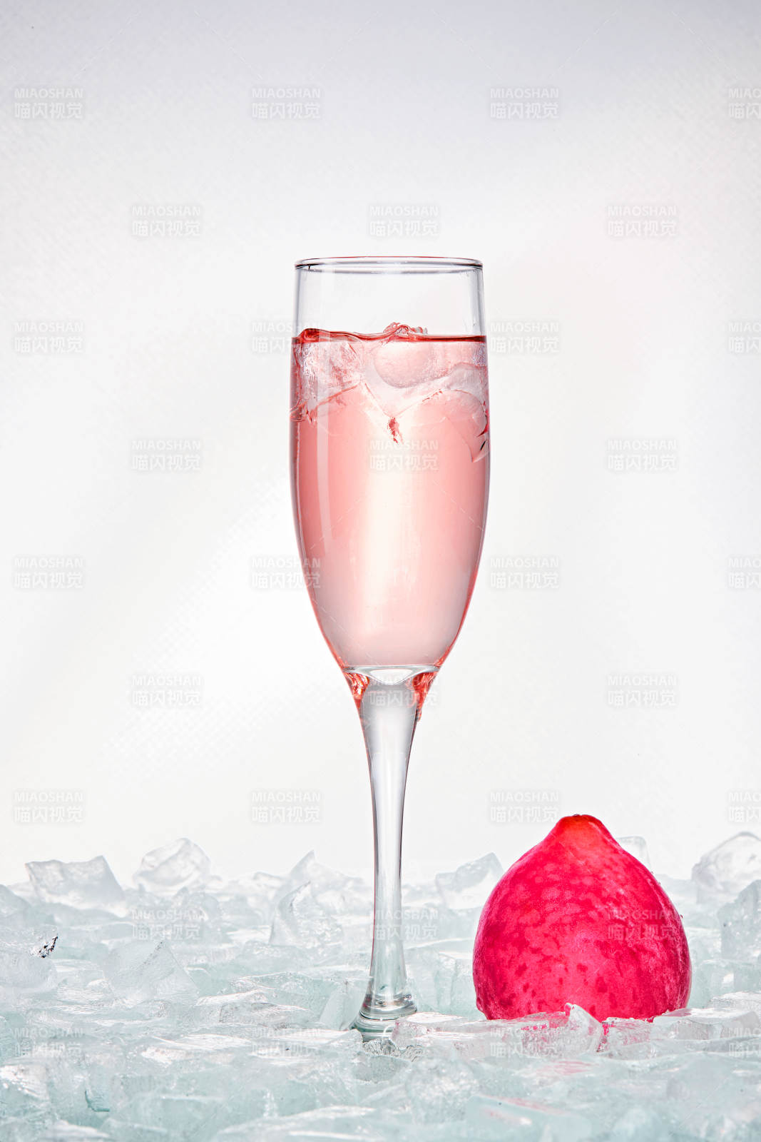 布满冰块的酒杯中的清凉桃子味预调酒图片