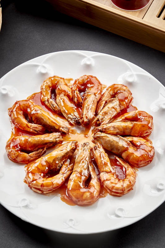 圆瓷盘装的油焖深海开背大明虾图片