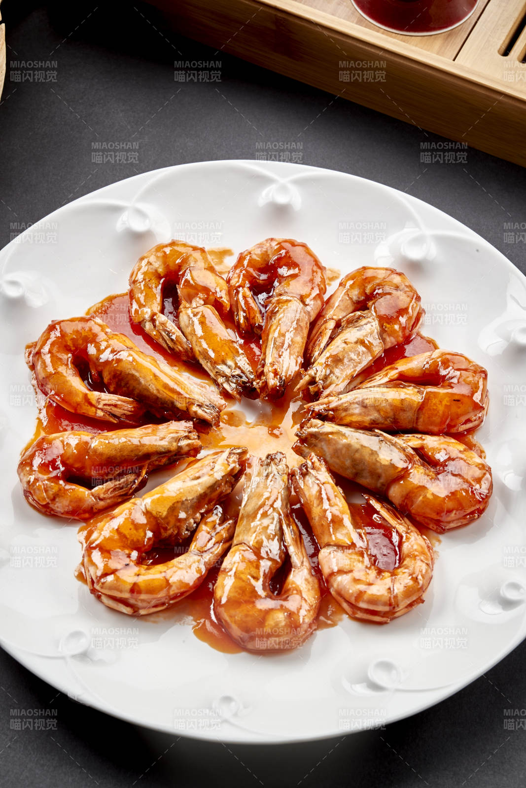 圆瓷盘装的油焖深海开背大明虾图片