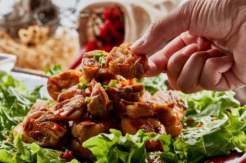 木质托盘装的美味蒙餐香辣灌肉肠图片