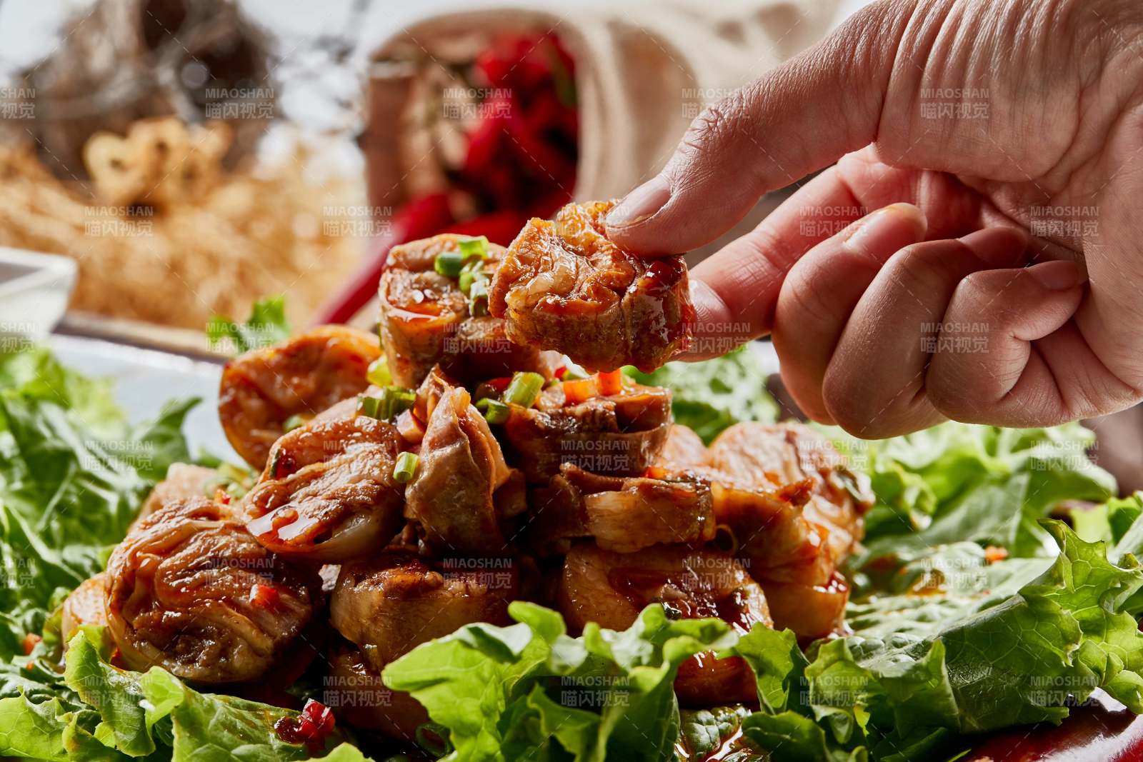 木质托盘装的美味蒙餐香辣灌肉肠图片