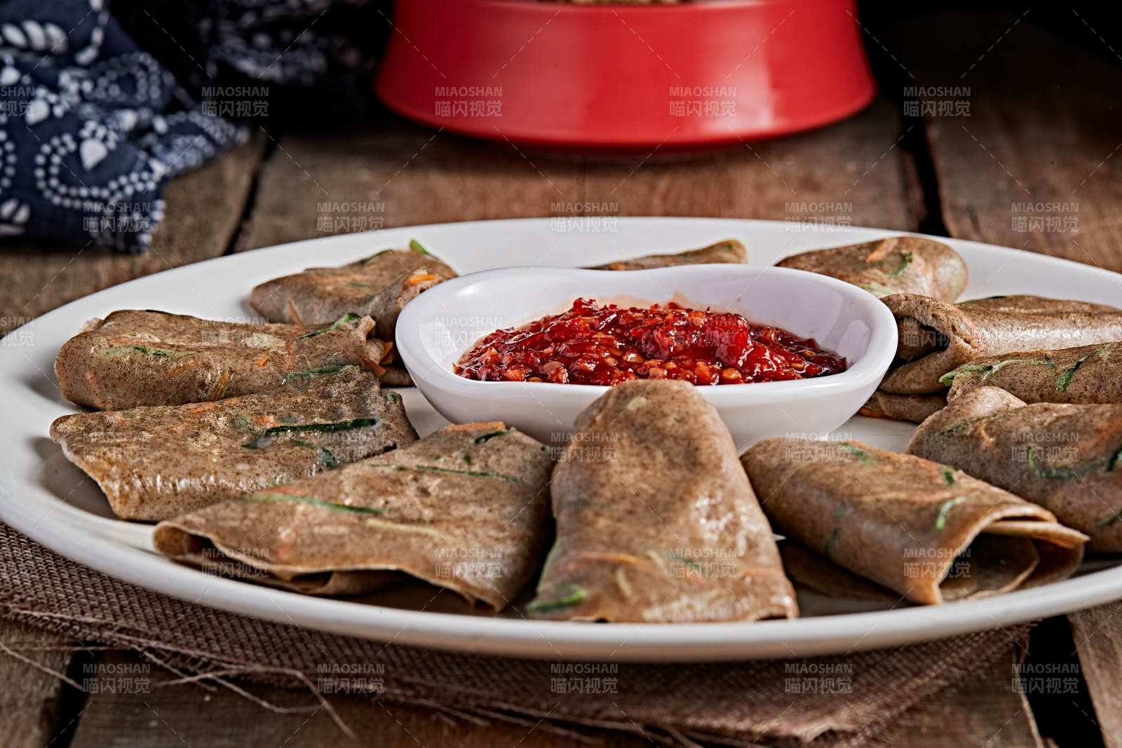 白色瓷盘装的蘸酱荞麦饼图片