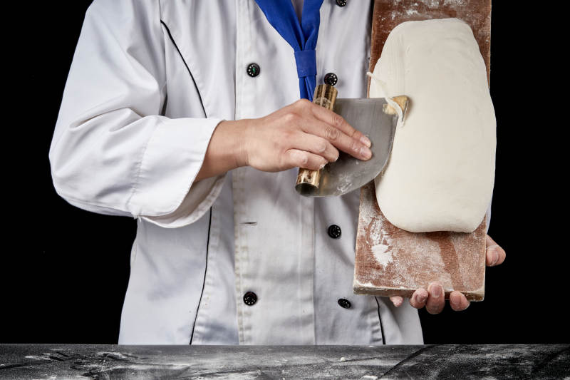 技艺精湛的山西刀削面师在展示刀削面制作图片