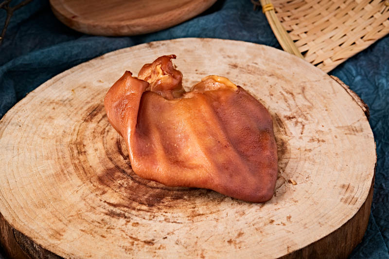 熟食整只熏卤猪耳朵图片