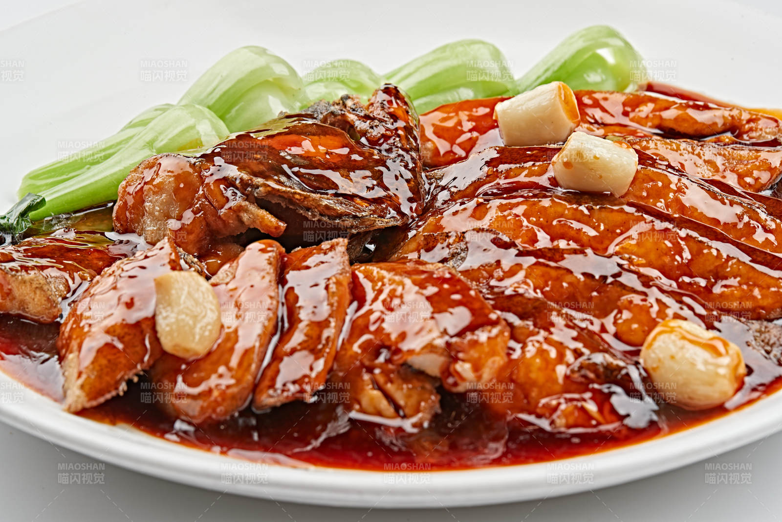 白色瓷盘装的照烧鲽鱼尾图片