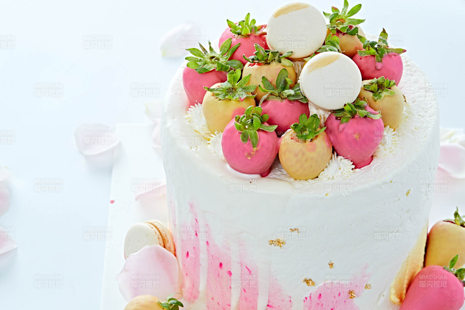 鲜草莓马卡龙法式多层奶夹心油蛋糕图片