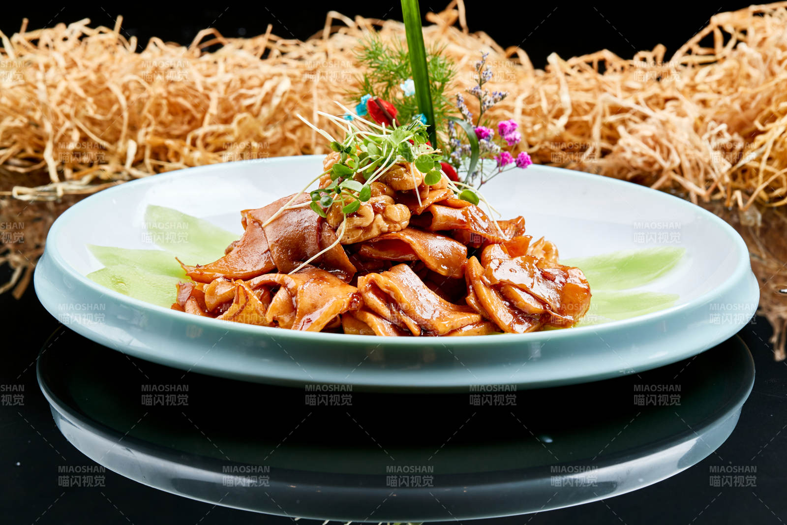 精美瓷盘装的大海螺片炒山珍菌白玉菇杏鲍菇图片