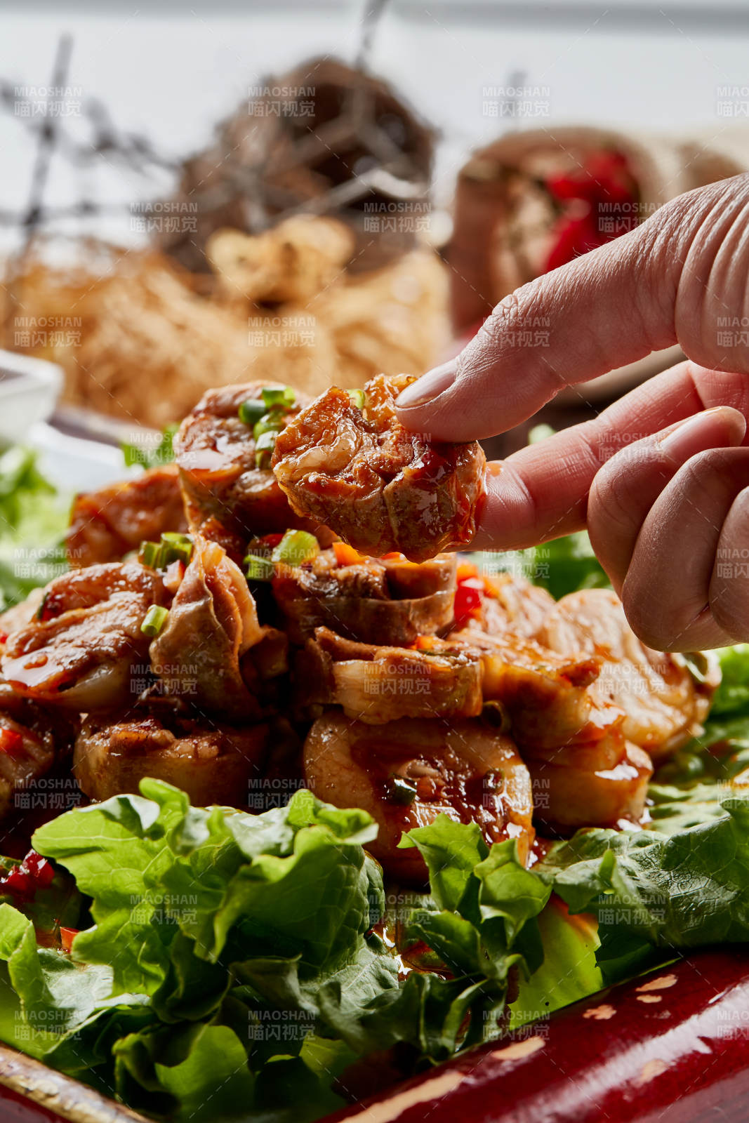 木质托盘装的美味蒙餐香辣灌肉肠图片