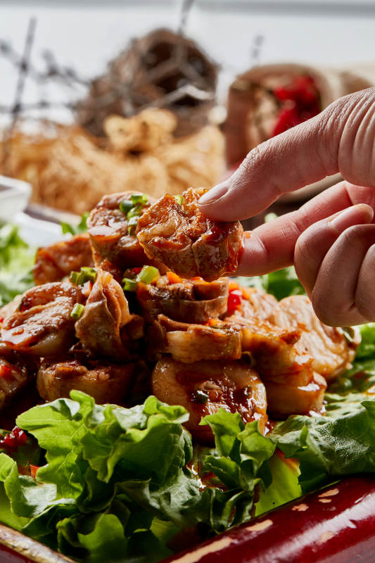 木质托盘装的美味蒙餐香辣灌肉肠图片