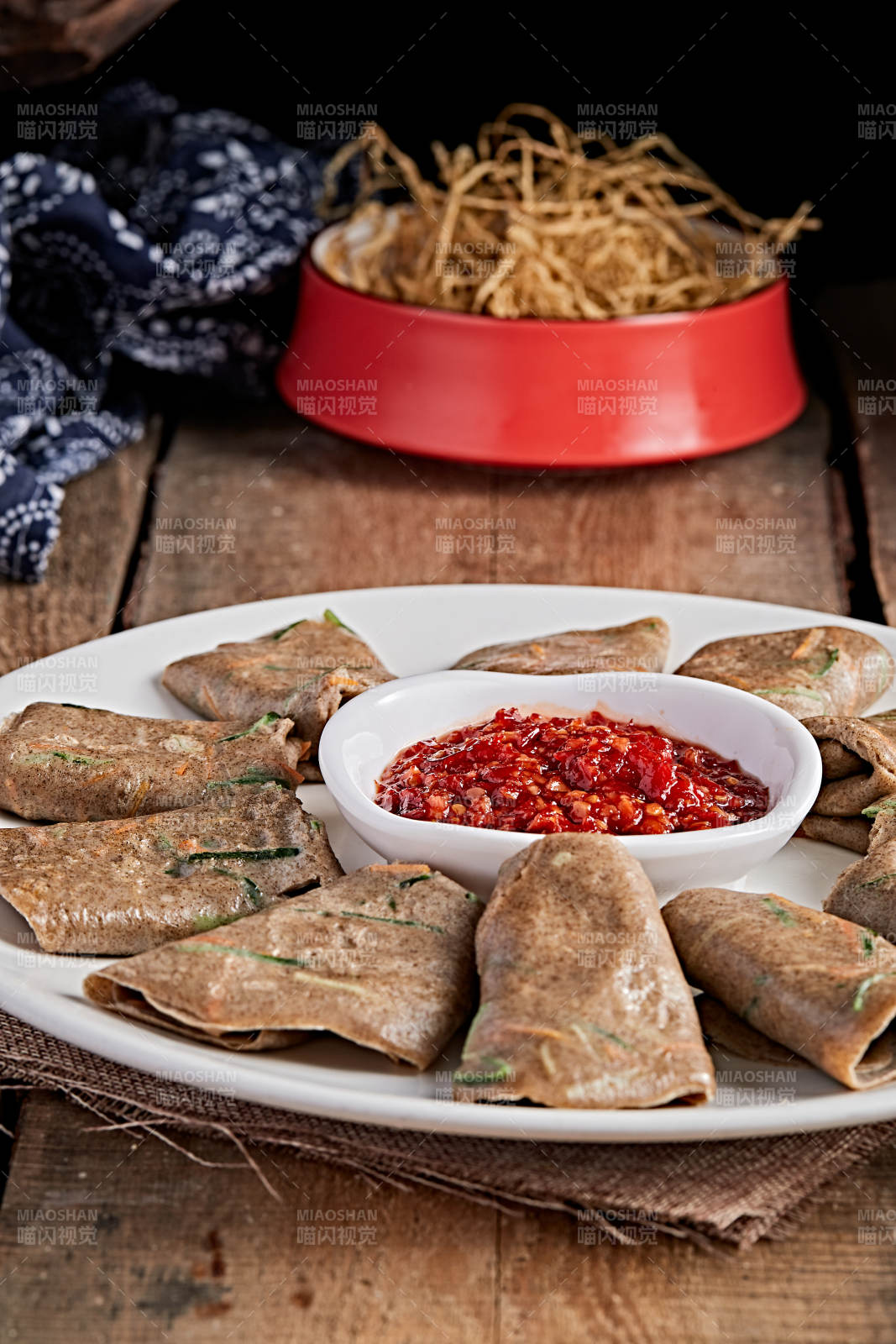 白色瓷盘装的蘸酱荞麦饼图片