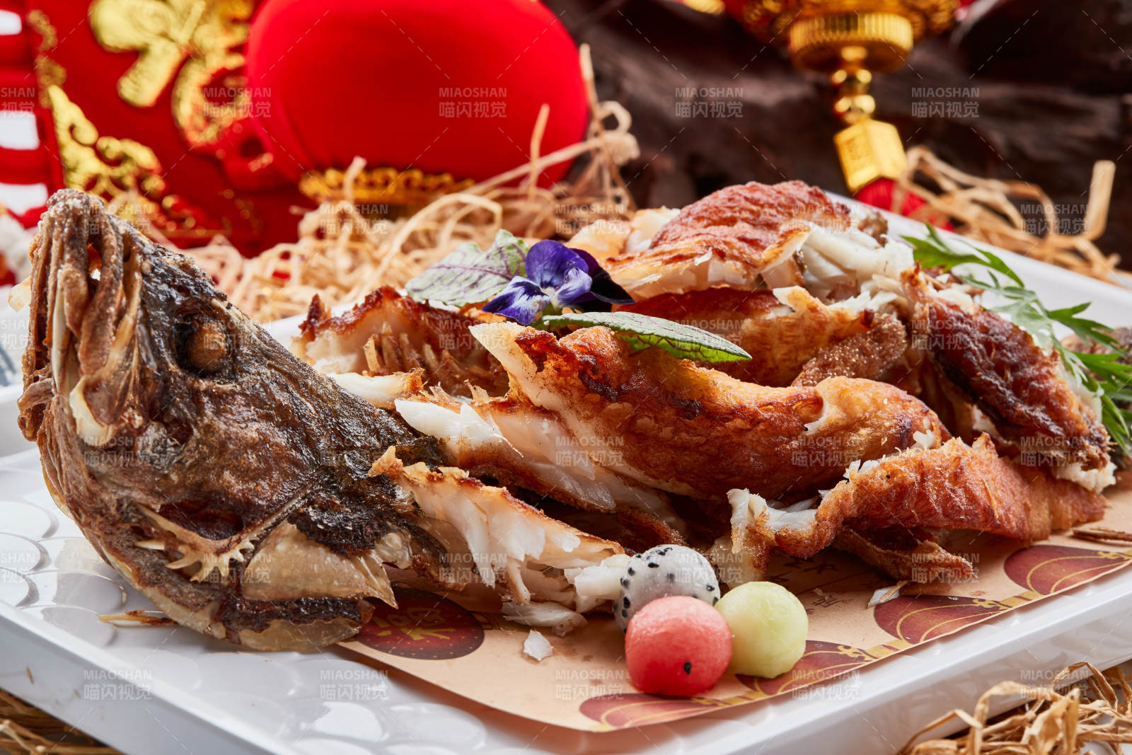 白色瓷盘装的油炸桂鱼图片