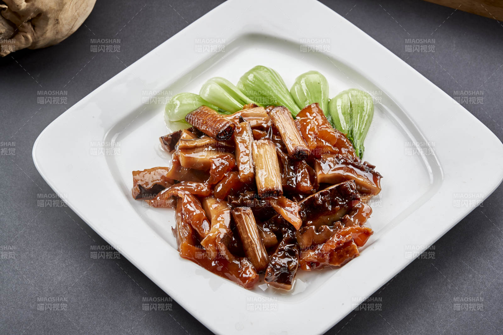 方瓷盘装的经典鲁菜葱烧海参图片