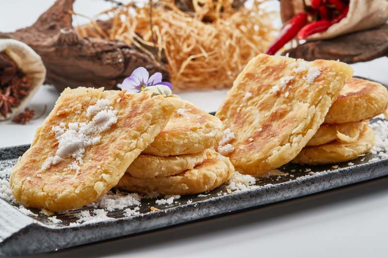 精美餐具装的香酥口袋饼图片