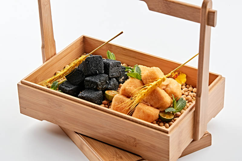 木质食盒装的自制双色炸豆腐图片