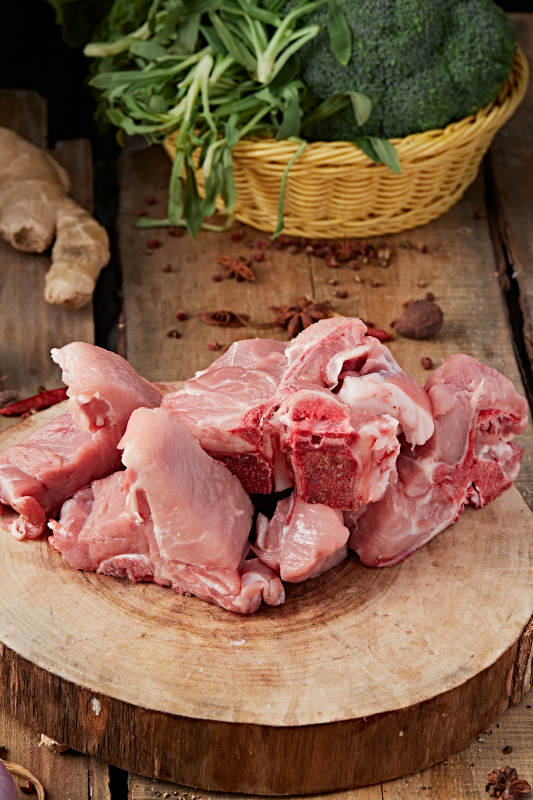 检疫合格的屠宰生鲜猪肉图片