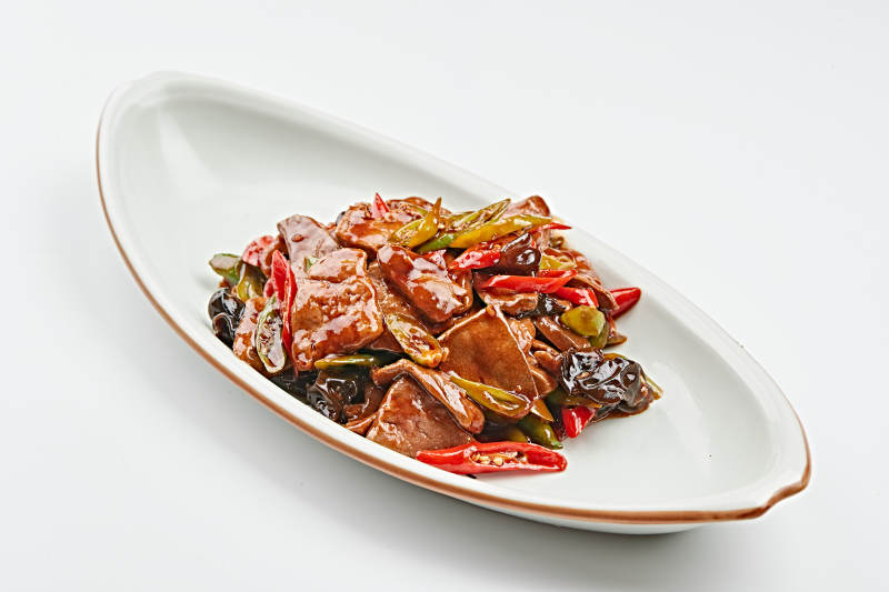 白色瓷盘装的木耳辣椒炒猪肝图片