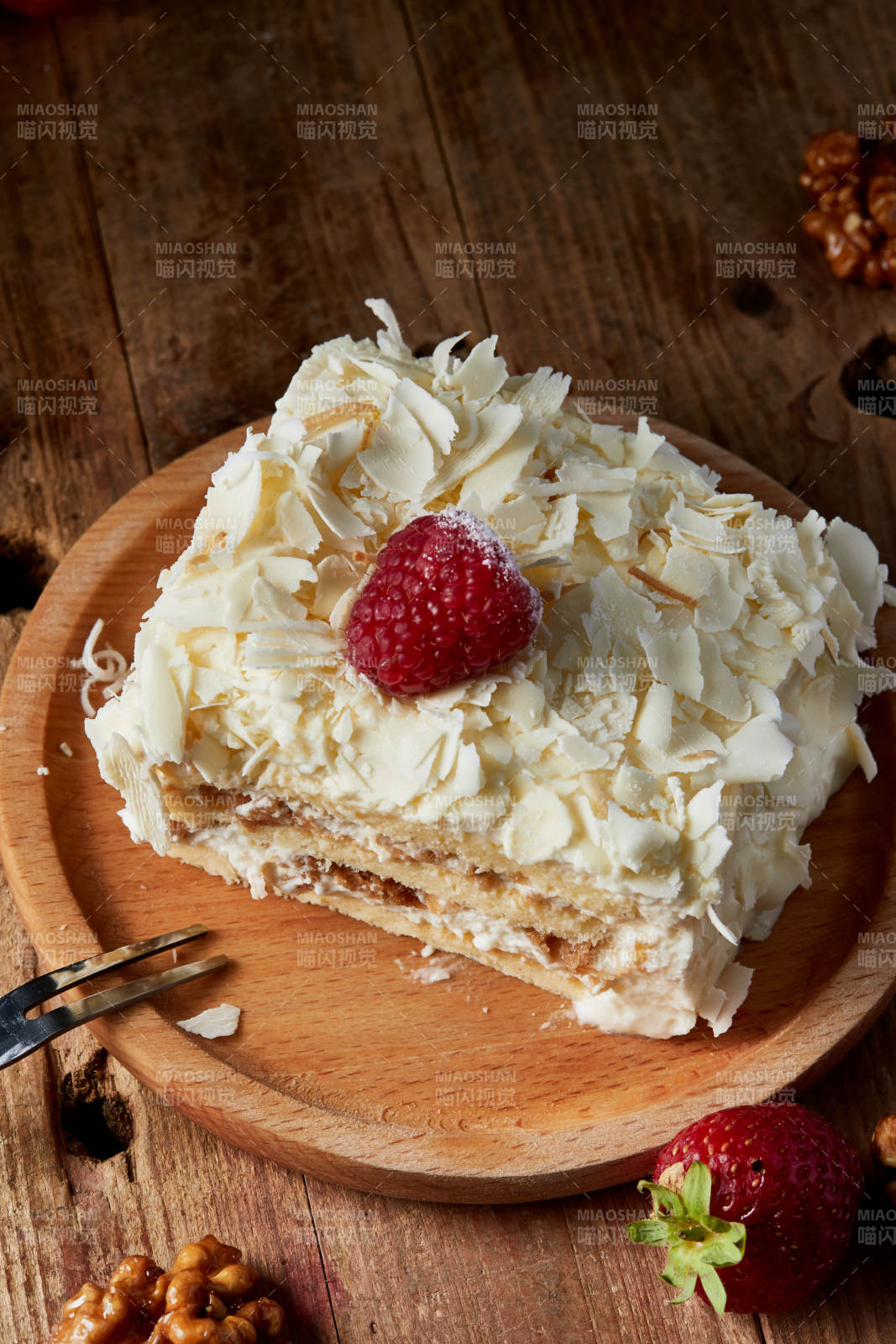 草莓白巧克力榴莲慕斯生日蛋糕图片