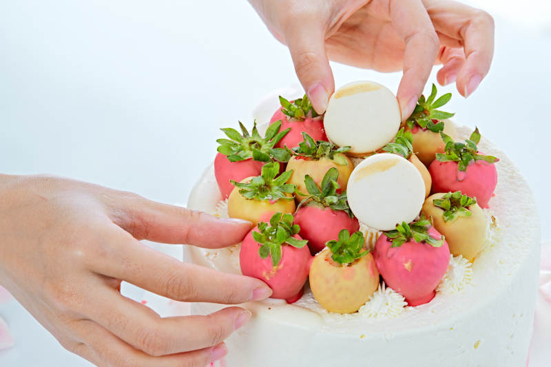 鲜草莓马卡龙法式多层奶夹心油蛋糕图片