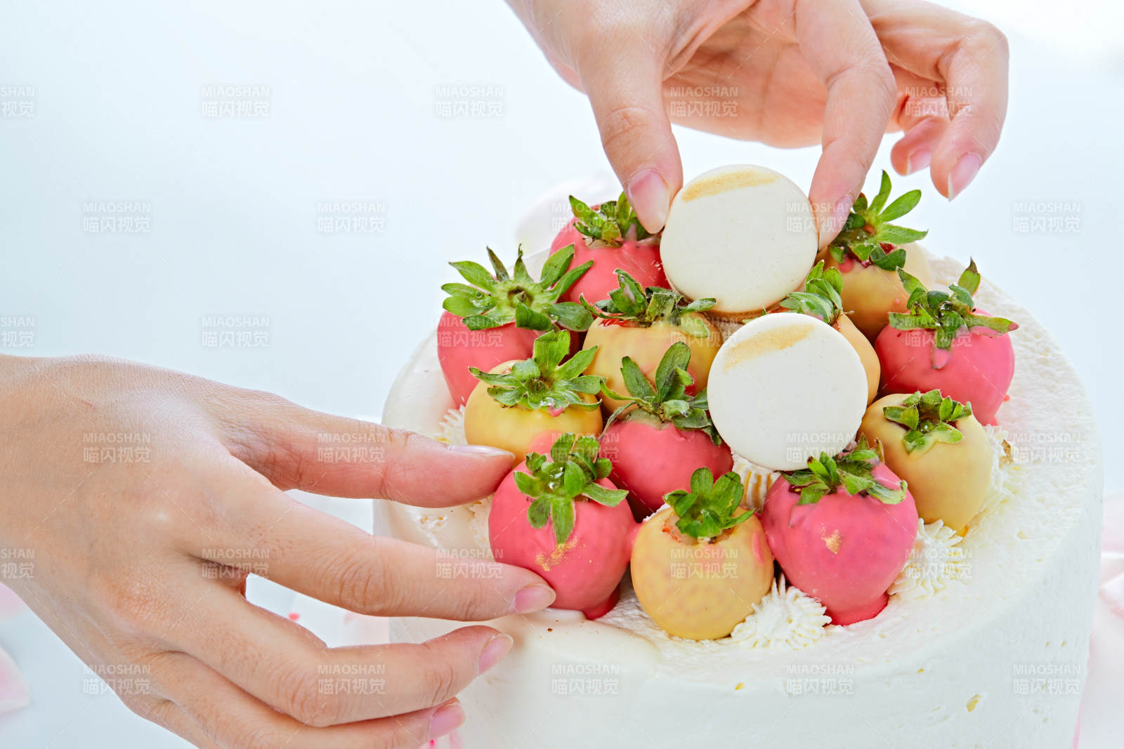 鲜草莓马卡龙法式多层奶夹心油蛋糕图片