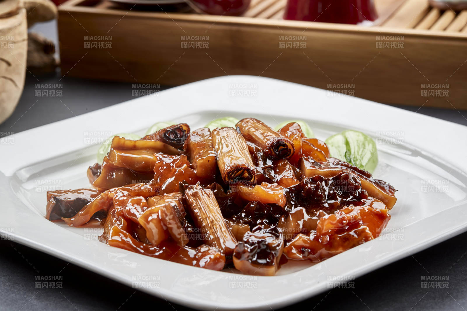 方瓷盘装的经典鲁菜葱烧海参图片