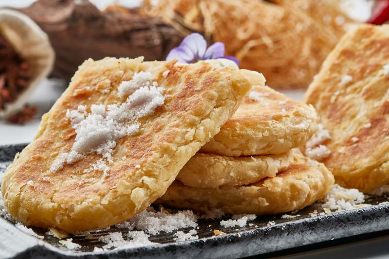 精美餐具装的香酥口袋饼图片